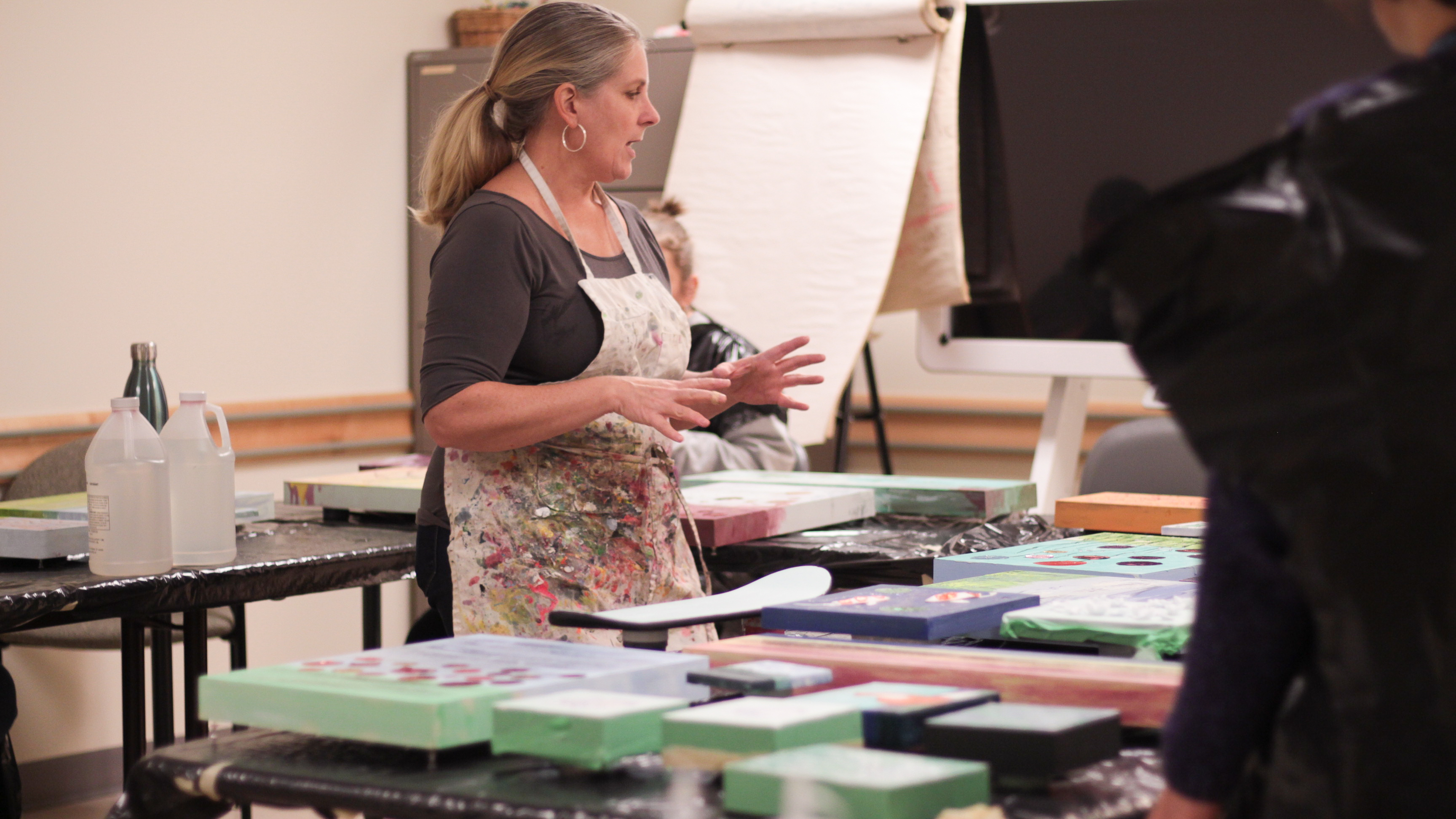 Sarah Moffat, une artiste multimédia de Carleton Place, explique aux clients les étapes nécessaires pour créer leurs propres œuvres d’art originales.