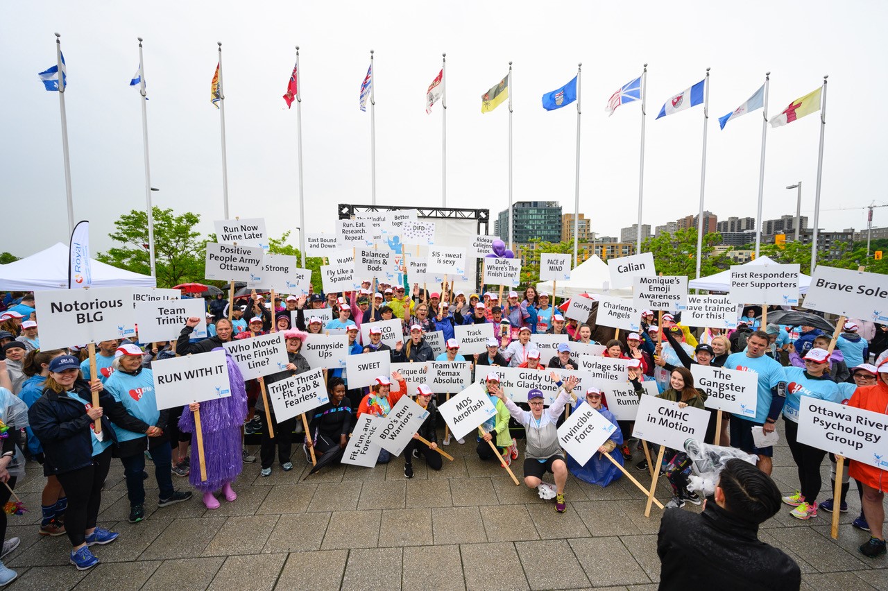 Un grand groupe de capitaines de l'équipe du Royal à la Course pour les femmes PHARMAPRIX AIMEZ. VOUS. de 2019