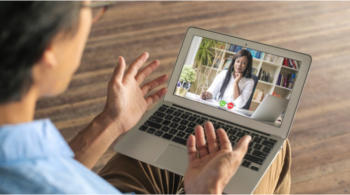 Étudiant ayant un discussion virtuel avec un professionnel de la santé