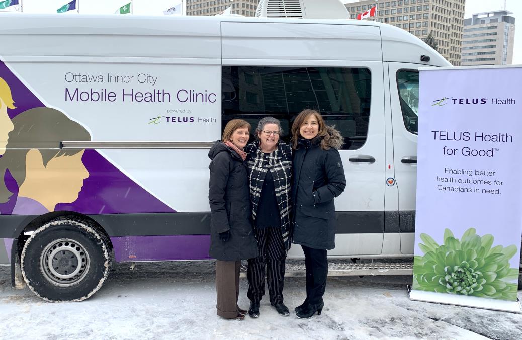 La Dre Susan Farrell, vice-présidente des Services de soins aux patients et du Programme de santé mentale communautaire au Royal; Wendy Muckle, directrice générale d’Ottawa Inner City Health; et Jill Schnarr, vice-présidente de la Citoyenneté d’entreprise et des communications chez Telus. La Dre Susan Farrell, vice-présidente des Services de soins aux patients et du Programme de santé mentale communautaire au Royal; Wendy Muckle, directrice générale d’Ottawa Inner City Health; et Jill Schnarr, vice-présidente de la Citoyenneté d’entreprise et des communications chez Telus.