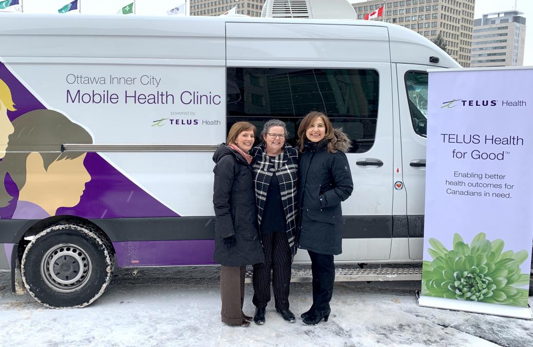 La Dre Susan Farrell, vice-présidente des Services de soins aux patients et du Programme de santé mentale communautaire au Royal; Wendy Muckle, directrice générale d’Ottawa Inner City Health; et Jill Schnarr, vice-présidente de la Citoyenneté d’entreprise et des communications chez Telus.