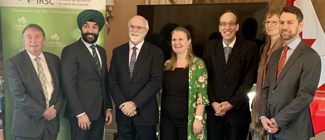 Ted Hewitt, président du Conseil de recherches en sciences humaines; Navdeep Bains, ministre canadien de l’Innovation, des Sciences et de l’Industrie; Dr Michael J. Strong, président des Instituts de recherche en santé du Canada; Susan le Jeune d’Allegeershecque, haute-commissaire britannique au Canada; Dr Georg Northoff; Dre Maia Fraser et le député Will Amos.