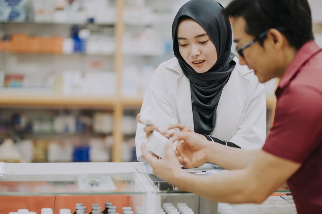 Un pharmacien parle avec son client