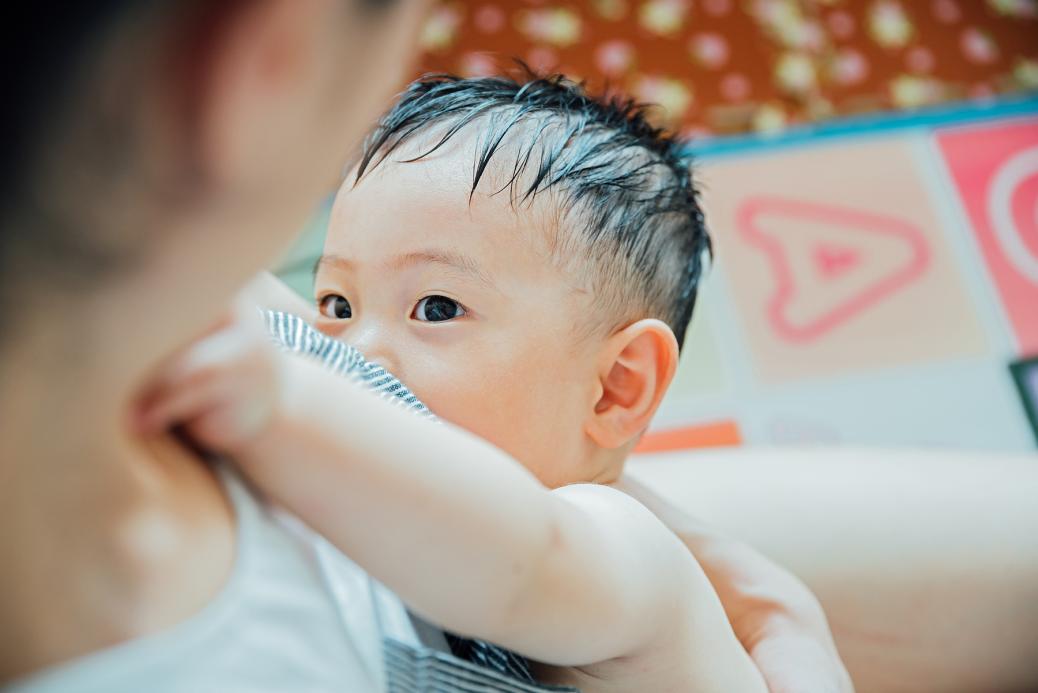 Femme allaitant son bébé