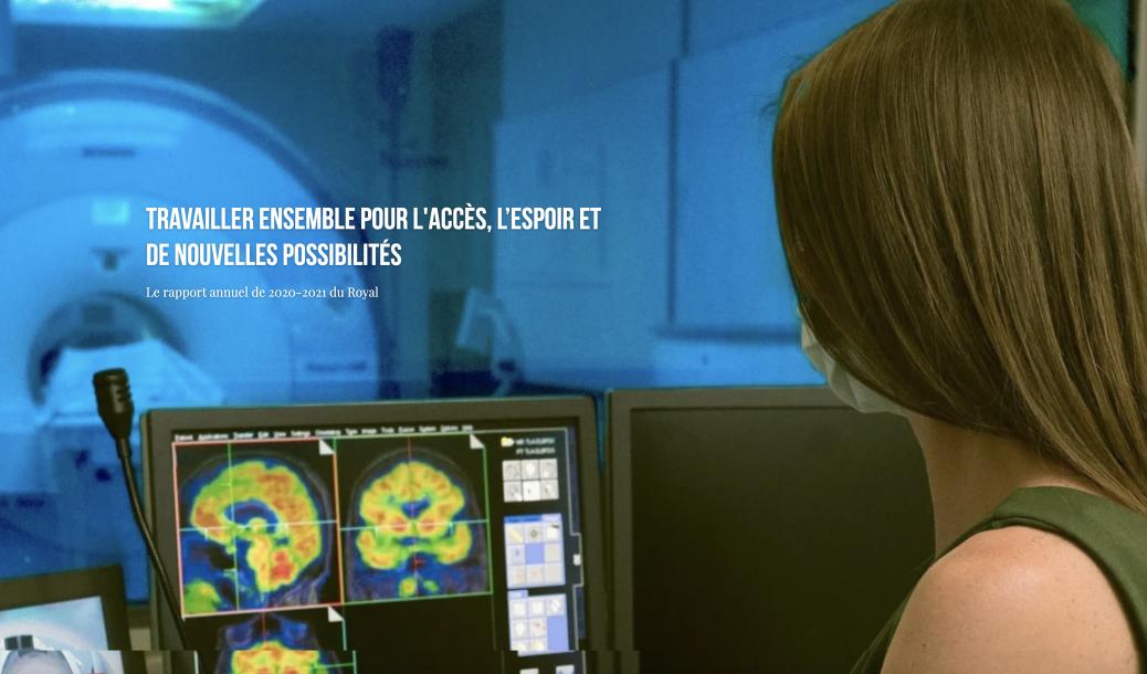Une chercheuse regarde un scanner du cerveau