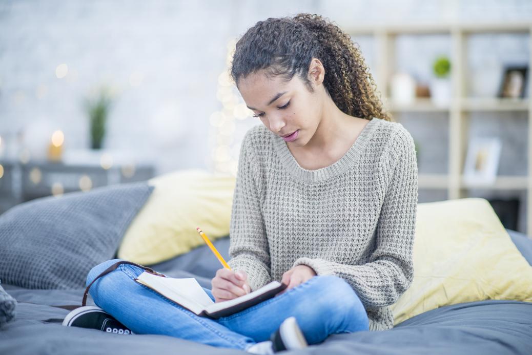 Jeune femme qui tient un journal