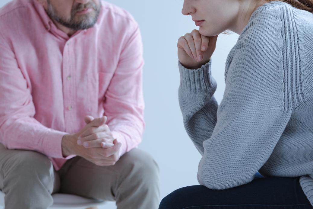 Un homme qui écoute une femme