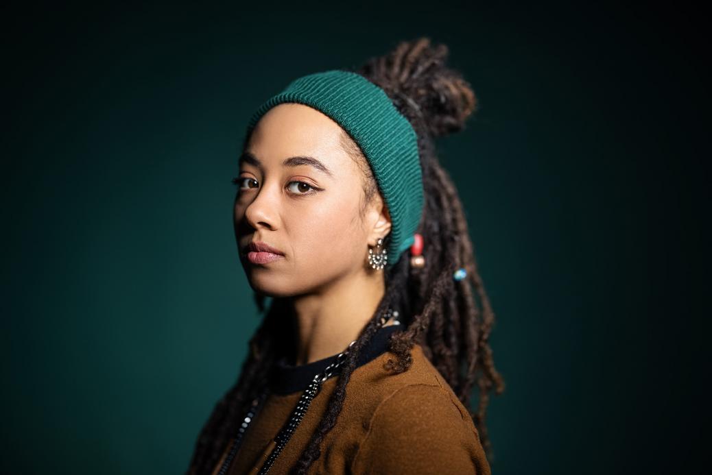 Une jeune femme afro-américaine à l'expression vide 