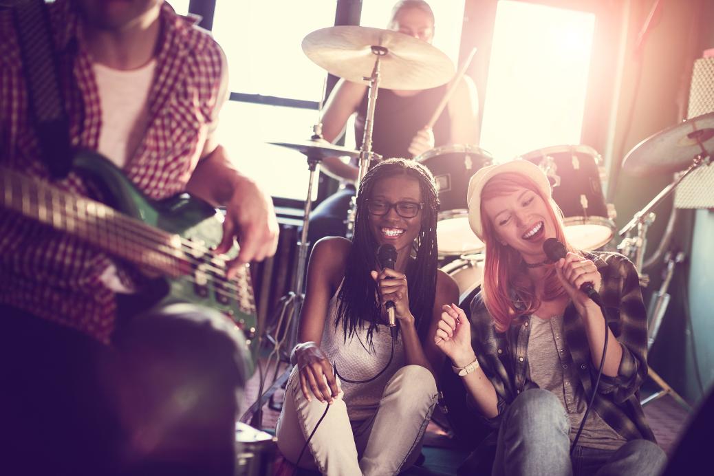 Des jeunes qui chantent dans un groupe