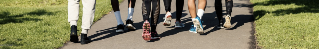 Des pieds qui s'éloignent