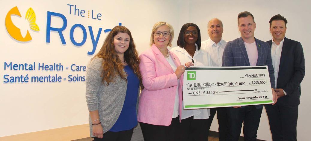 La Banque TD fait un don de 1 million de dollars pour aider le Royal à répondre aux besoins croissants de la communauté en matière de santé mentale Groupe de personnes tenant un gros chèque