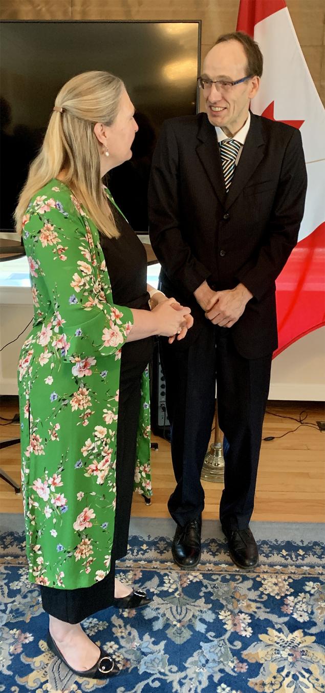 Susan le Jeune d’Allegeershecque, haute-commissaire britannique au Canada, partage un moment avec le Dr Georg Northoff. Susan le Jeune d’Allegeershecque, haute-commissaire britannique au Canada, partage un moment avec le Dr Georg Northoff.