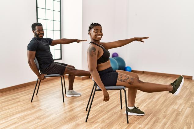 Deux personnes qui font des exercices sur chaise