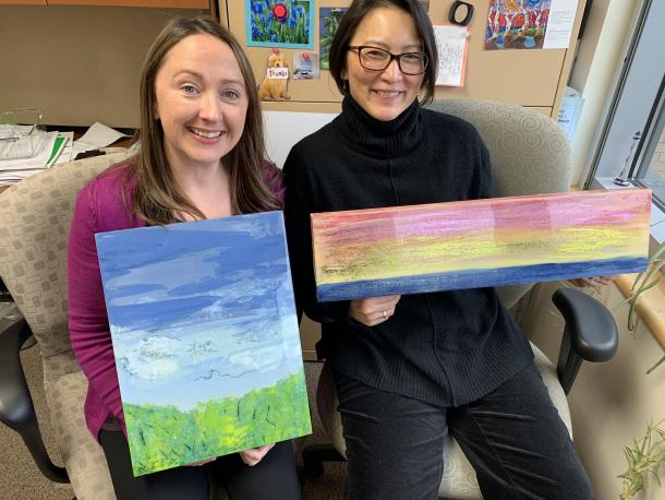 Photo de Donna Power et Lisa Murata tenant des peintures Photo de Donna Power et Lisa Murata tenant des peintures