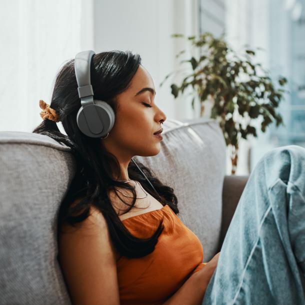 Une femme qui écoute de la musique