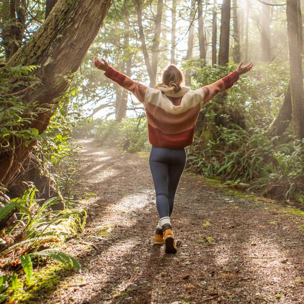 Personne appréciant une promenade dans la nature