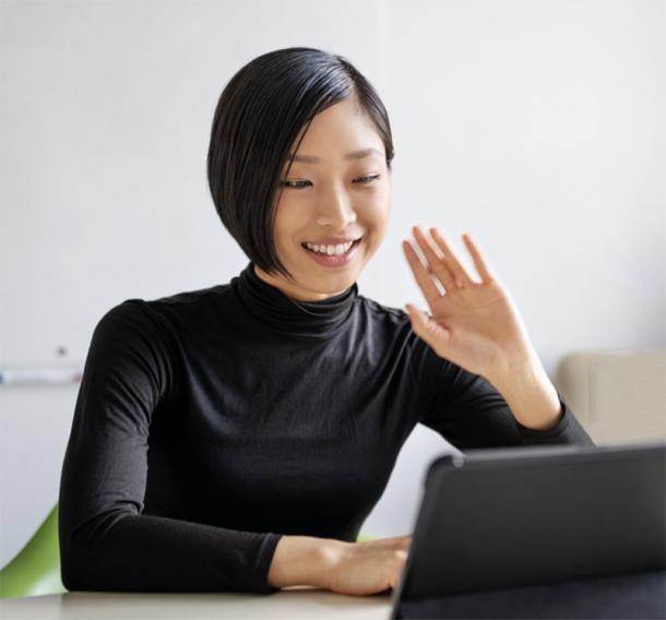 Femme participant à une session en ligne avec un médecin