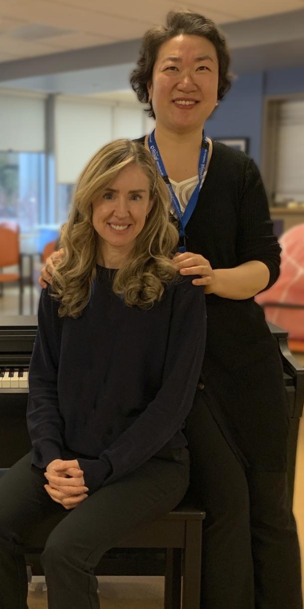 Les groupes de musique et de mouvement thérapeutiques font le bonheur des participants et des chercheurs Laura Willsher et la Dre Jihye Kang.