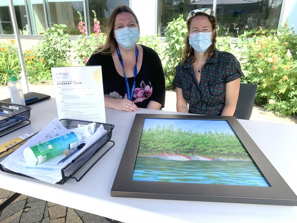 De l’art qui a du cœur Cindy VanderHoek, récréologue pour les services d’ECTI, et Kathy Sager, récréologue au campus d’Ottawa du Royal
