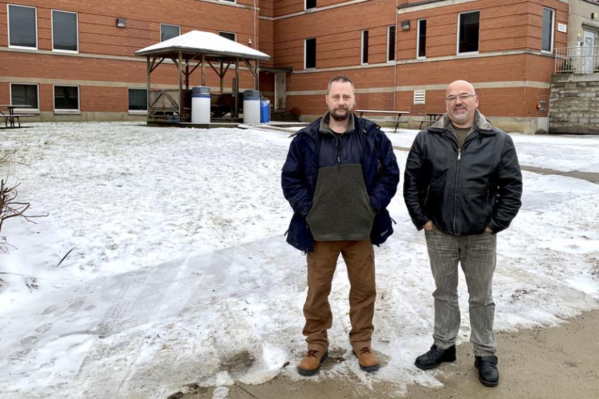 Mike Fisher et Michael Whalen se réjouissent de l’élimination de la clôture de sécurité inutile à l’unité de traitement de psychiatrie légale du Centre de santé mentale de Brockville.