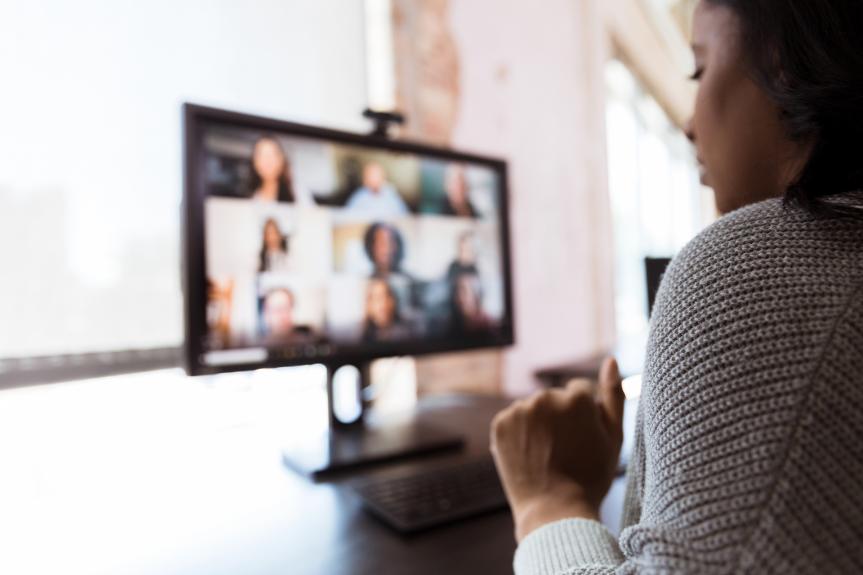 Une femme en vidéoconférence