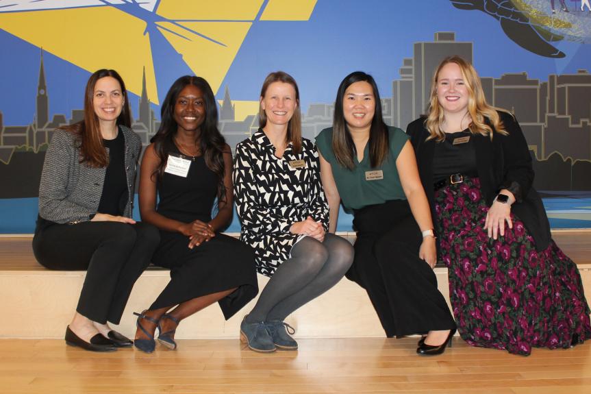 Deux présentations innovantes remportent un franc succès à l’occasion d’un événement sur la neuroimagerie à Ottawa. Dre Jennifer Phillips, Patricia Burhunduli, Katie Dinelle, Dre Tram Nguyen, and Jessica Drodge.,\.