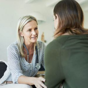 Médecin parle avec le patient