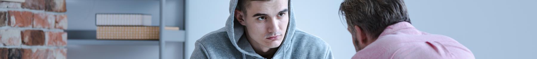Thérapie par la parole à court terme Thérapeute qui parle avec le patient