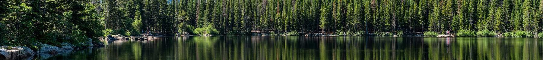 Thérapie par exposition prolongée
pour traiter le trouble de stress post-traumatique Scène de nature d'un lac avec des montagnes en arrière-plan