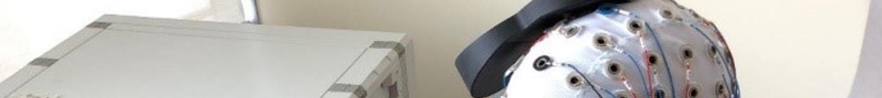 Une femme portant une casquette pour la stimulation magnétique transcrânienne répétitive (rTMS) Une femme portant une casquette pour la stimulation magnétique transcrânienne répétitive (rTMS)