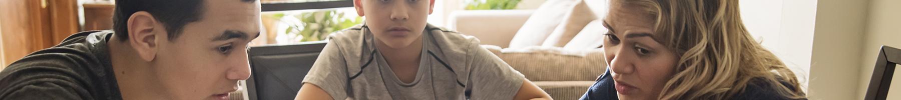 Expirez - Les enfants vont bien Une mère aide ses enfants à faire leurs devoirs