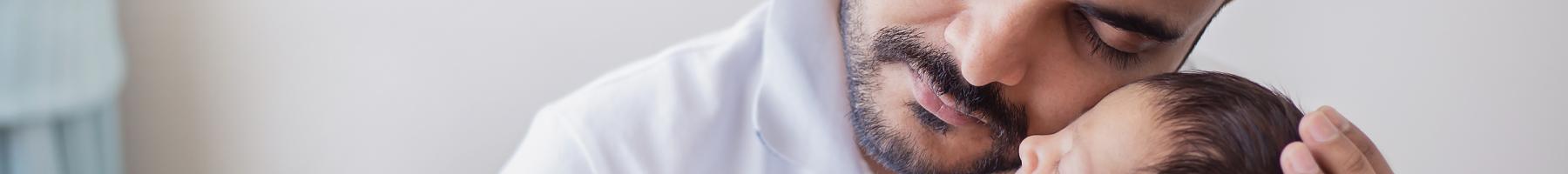 La paternité et la santé mentale Un père qui tient son bébé