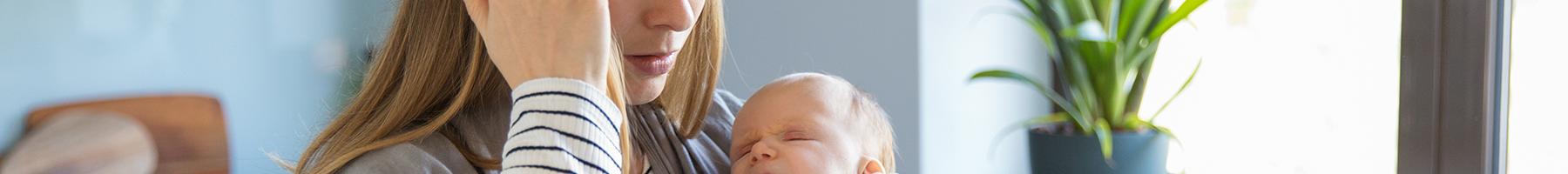 Une mère épuisée tenant son enfant dans ses bras