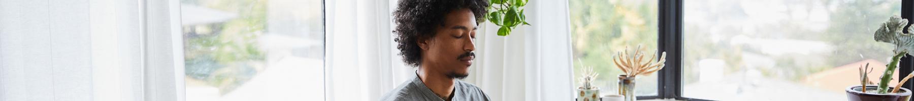 Les relations avec les personnes ayant un trouble de la toxicomanie Homme assis sur un lit en train de méditer