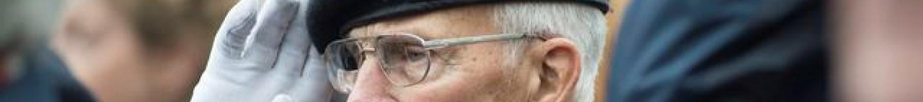 Servir ceux qui étaient à notre service Un soldat vétéran qui salue