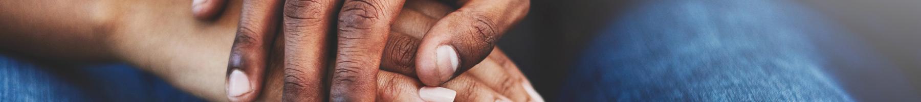 Comprendre et identifier les traumatismes raciaux Une paire de mains qui s'occupe d'une autre