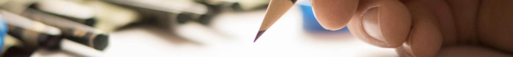 Une main tenant un crayon pendant un croquis.