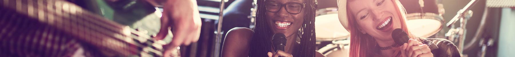 Des jeunes qui chantent dans un groupe