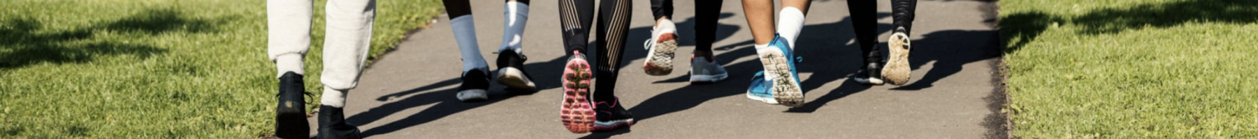 Des pieds qui s'éloignent