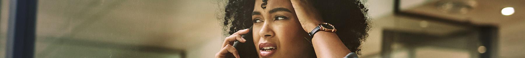 Moyens pratiques de gérer les situations relationnelles difficiles qui nous poussent à bout. Femme au téléphone avec une expression de choc