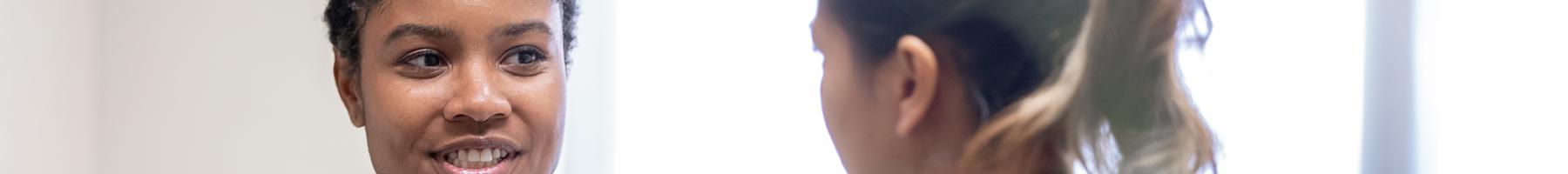 Coaching émotionnel pour les aidants Un aidant naturel aidant un proche.