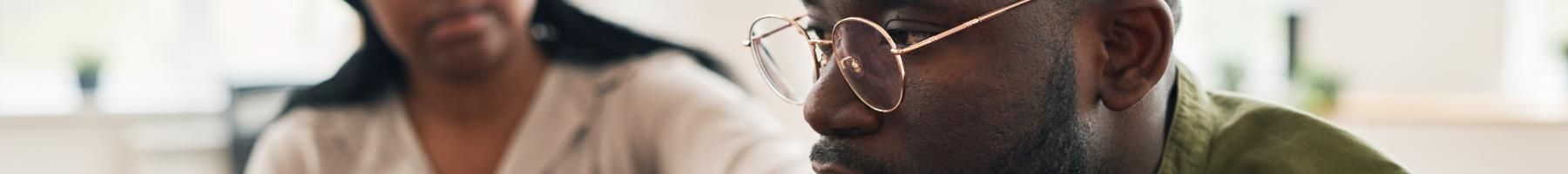 une formation gratuite pour le soutien par les pairs
des communautés noires Un homme assis devant la caméra, les mains jointes, tandis qu'un conseiller le réconforte.