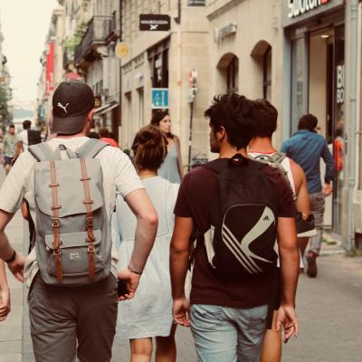 Un groupe de jeunes marche dans la rue