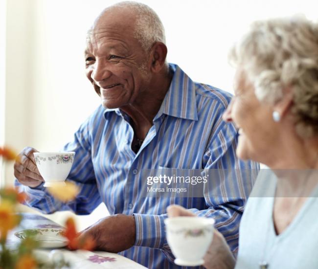 Homme aîné avec une tasse de thé