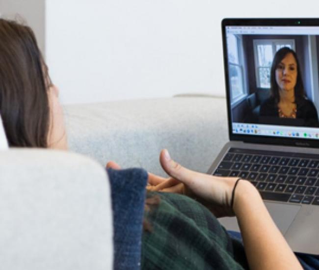 Une femme parle avec son thérapeute via son portable