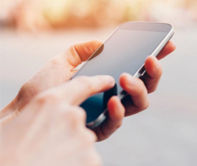 Personne au téléphone cellulaire