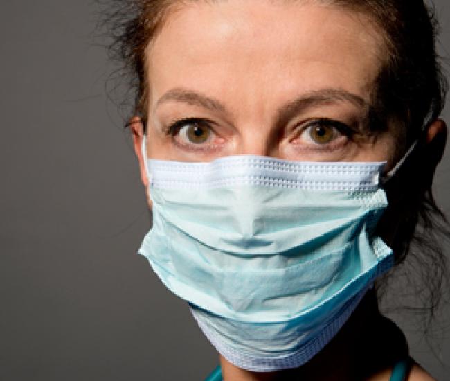 Travailleur de la santé portant un masque médical