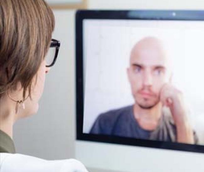 Travailleur de la santé utilisant la télémédecine