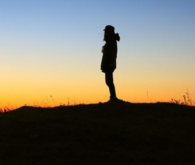 Silhouette d'un adolescent à l'extérieur au coucher du soleil