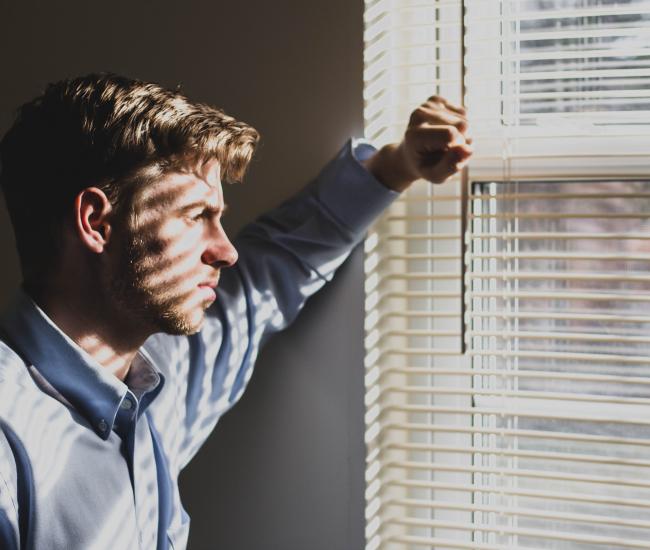 Un homme regardant par la fenêtre